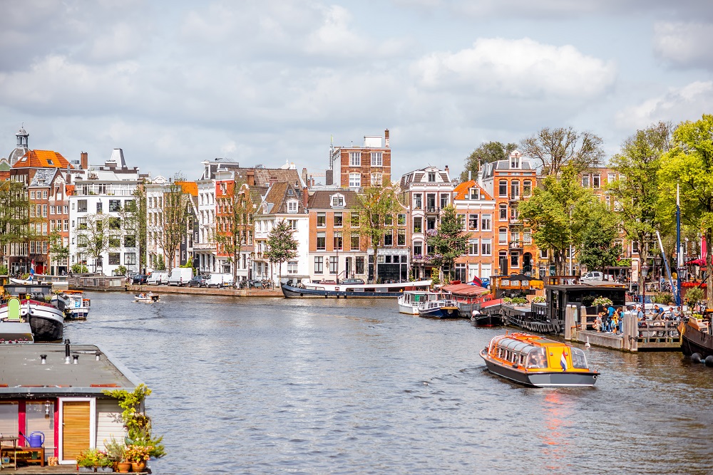 Canales de Ámsterdam: conocer en profundidad los canales de la Venecia del Norte 2 amsterdam cityscape view 2025 03 16 02 27 04 utc