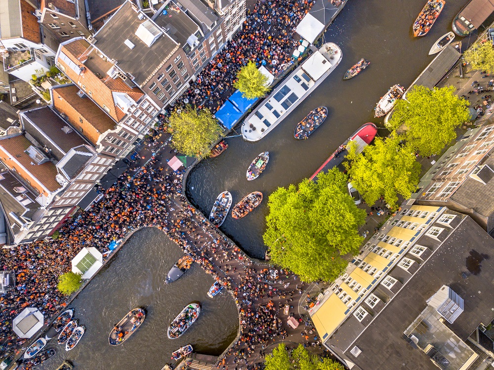 Canales de Ámsterdam: conocer en profundidad los canales de la Venecia del Norte 1 boat parade kings day 2025 03 23 22 27 47 utc