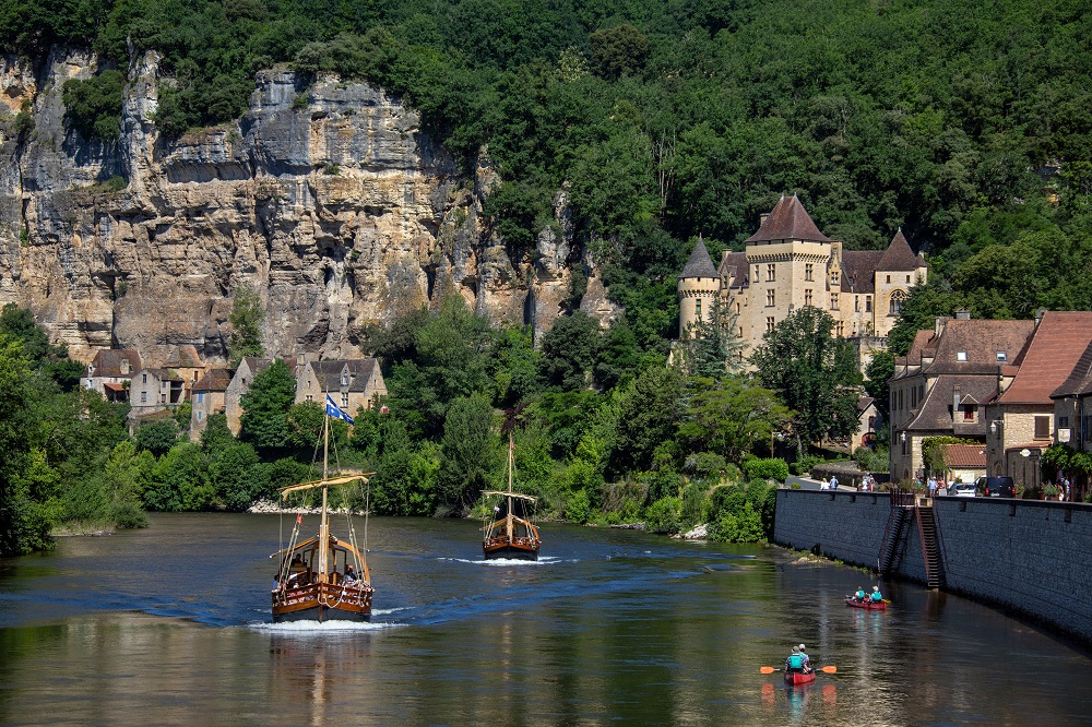 la roque gageac dordogne france 2025 03 18 14 44 45 utc