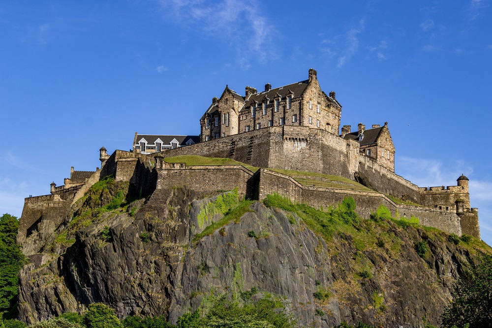 Diez castillos de Escocia que no podés dejar de visitar 4 low angle shot of edinburgh castle in scotland uk 2025 02 11 23 53 10 utc