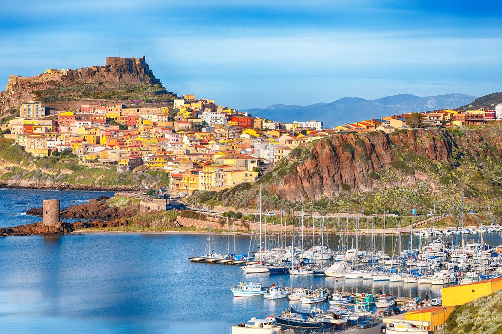10 pueblos únicos de Cerdeña, Italia 2 picturesque view of medieval town of castelsardo 2025 01 09 12 35 13 utc