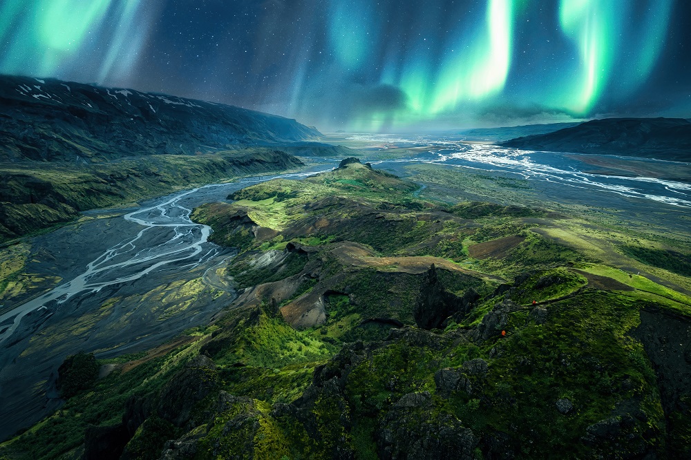 Auroras Boreales: guía completa para disfrutar y conocerlas 2 aurora borealis over volcanic mountain of valahnuk 2025 03 24 19 24 34 utc
