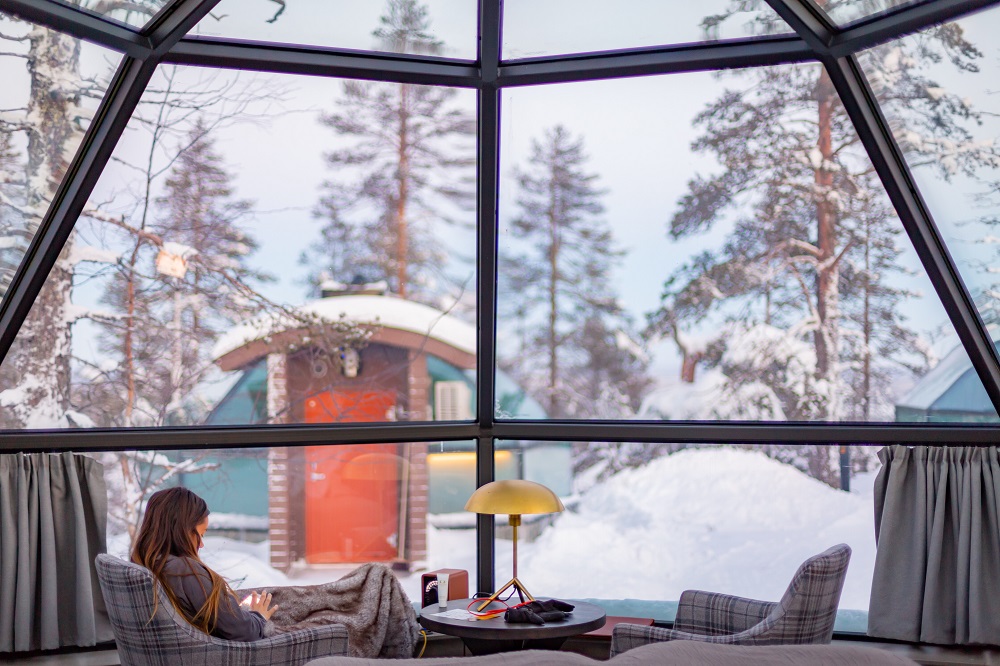 Auroras Boreales: guía completa para disfrutar y conocerlas 7 cosy spot with glass windows to view magical snow 2024 12 04 18 31 02 utc