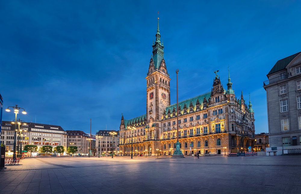 Hamburgo: navegando por la ciudad con más canales del mundo 1 illuminated town hall at dusk in hamburg germany 2024 10 18 05 53 27 utc
