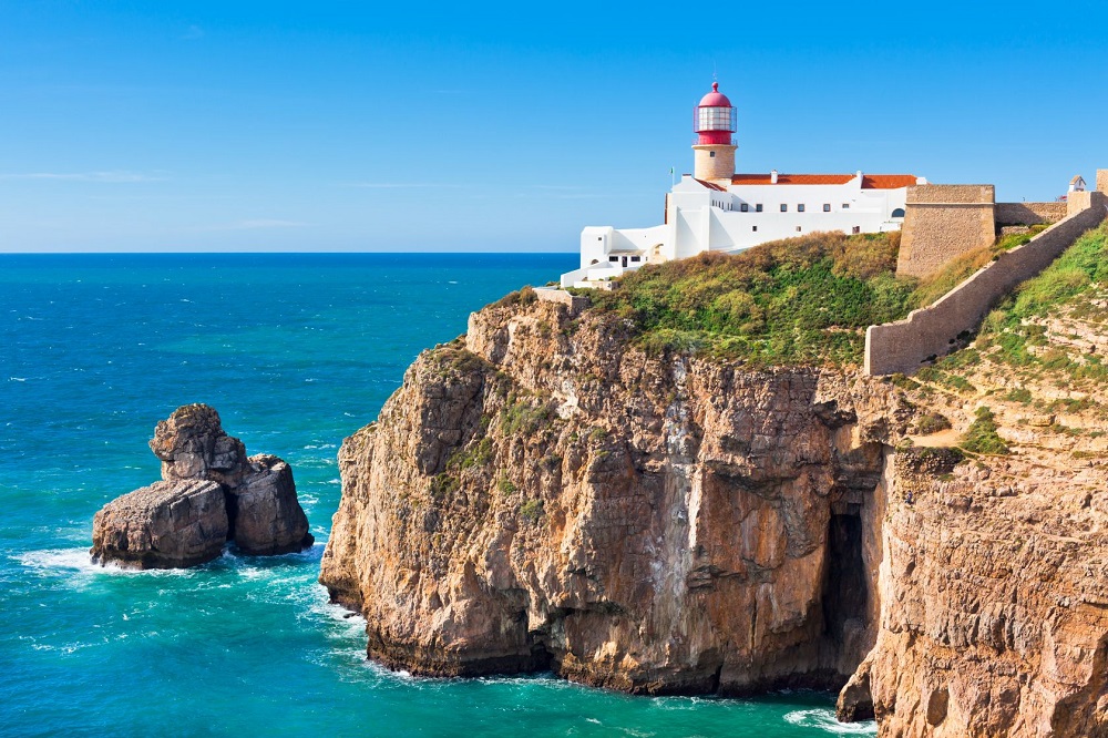 Recorrer Algarve y disfrutar de lugares únicos de Portugal 2 lighthouse of cabo sao vicente sagres portugal 2021 12 13 22 39 58 utc