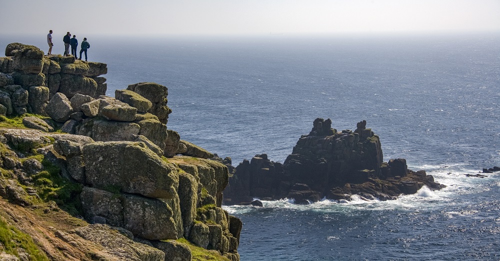 Cornualles, Reino Unido: acantilados y leyendas celtas 2 rocks at lands end in cornwall united kingdom 2025 03 18 14 51 30 utc