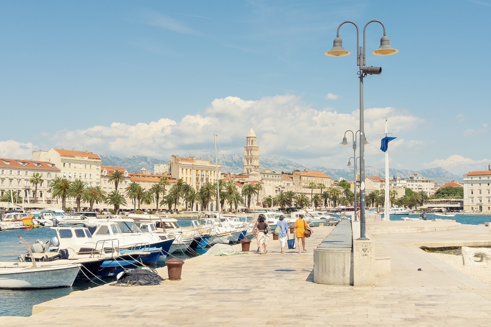 Croacia: el tesoro escondido de Europa que te va a conquistar 3 sunny day at a mediterranean marina with boats doc 2025 04 04 02 43 07 utc