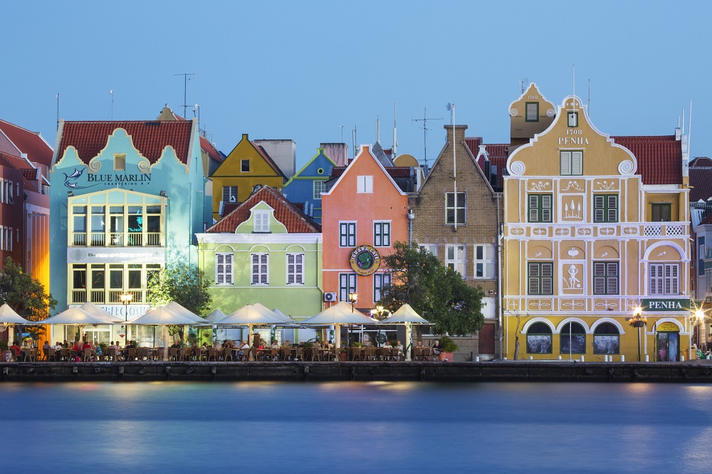 Descubrí Curazao: playas, paradores y sabores caribeños 2 traditional multi colored town houses on waterfron 2025 04 04 21 11 39 utc