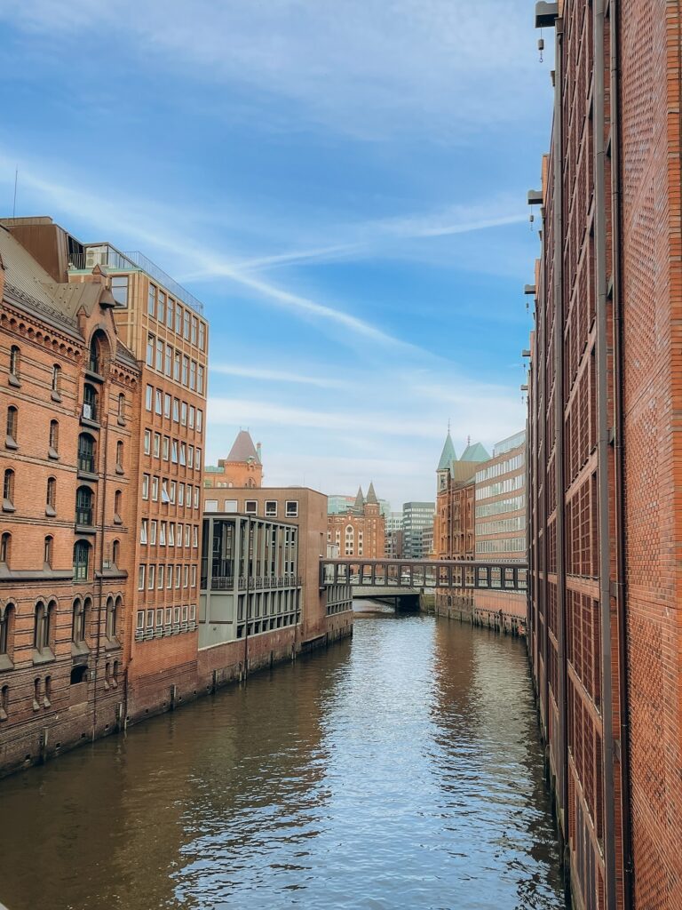 Hamburgo: navegando por la ciudad con más canales del mundo 3 view of the speicherstadt in hamburg during mid da 2025 03 15 01 14 33 utc