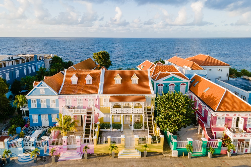 Descubrí Curazao: playas, paradores y sabores caribeños 3 willemstad curacao colorful buildings around will 2025 01 09 15 23 02 utc