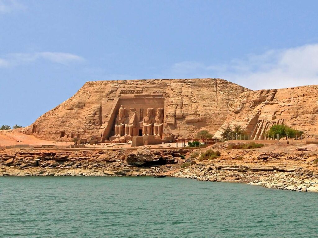 Abu Simbel: la epopeya faraónica que desafió al tiempo y al Nilo 4 Abu Simbel en Asuan