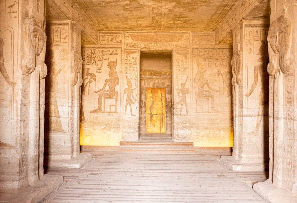 Abu Simbel: la epopeya faraónica que desafió al tiempo y al Nilo 2 Entrada del templo de Nefartiri en Egipto