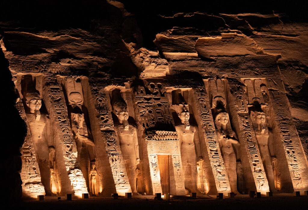 Abu Simbel: la epopeya faraónica que desafió al tiempo y al Nilo 3 La luz iluminaba la entrada del templo de Nefertari por la noche