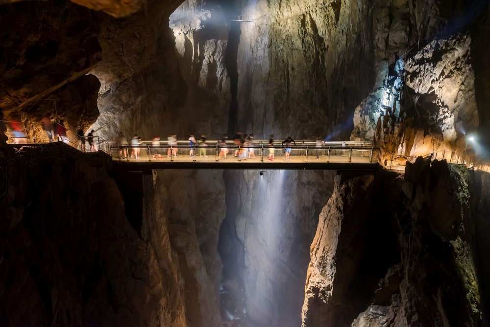 Puente Cerkvenik en la cueva Skocjan Eslovenia