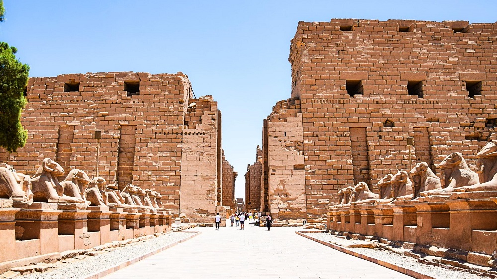 entrada templo karnak frente a