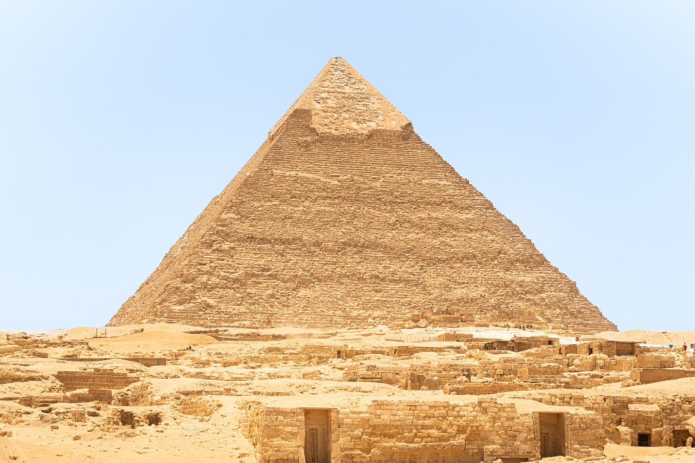 Las pirámides de Giza: tu viaje definitivo al corazón del antiguo Egipto 2 frontal view of the kephren pyramid in egypt 2025 02 16 05 47 24 utc