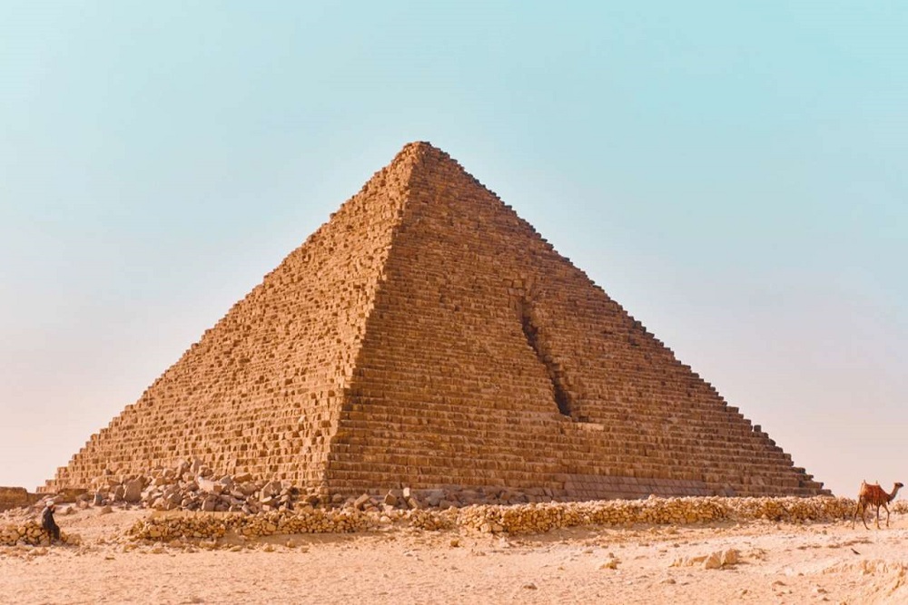 Las pirámides de Giza: tu viaje definitivo al corazón del antiguo Egipto 3 imagen de la piramide de micerino la menor de las piramides en la meseta de giza