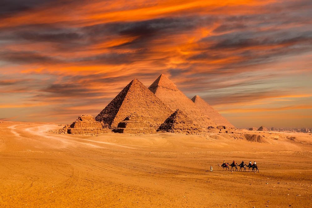 Las pirámides de Giza: tu viaje definitivo al corazón del antiguo Egipto 4 sunset view of pyramid complex of giza in cairo 2025 01 08 23 32 59 utc