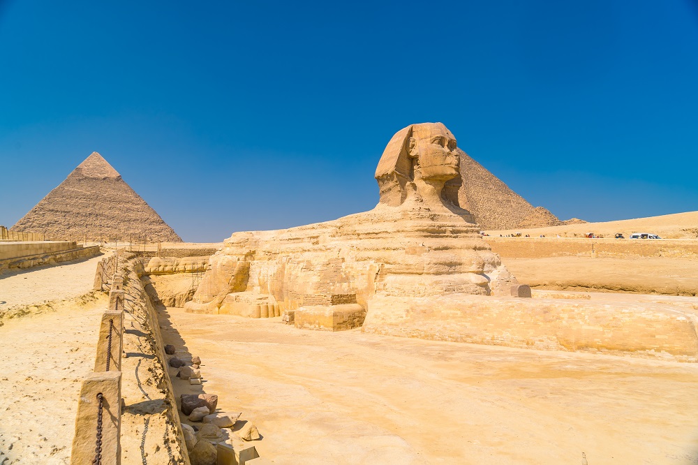 Las pirámides de Giza: tu viaje definitivo al corazón del antiguo Egipto 5 the great sphinx of giza and in the background the 2024 12 10 01 01 35 utc