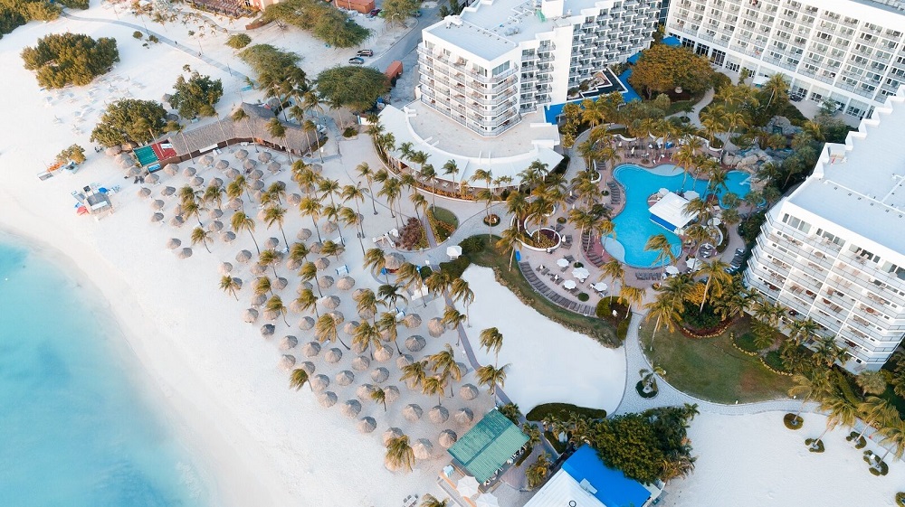 Los mejores hoteles para pasar tu luna de miel en Aruba 4 Aruba Marriott Resort Drone Shot