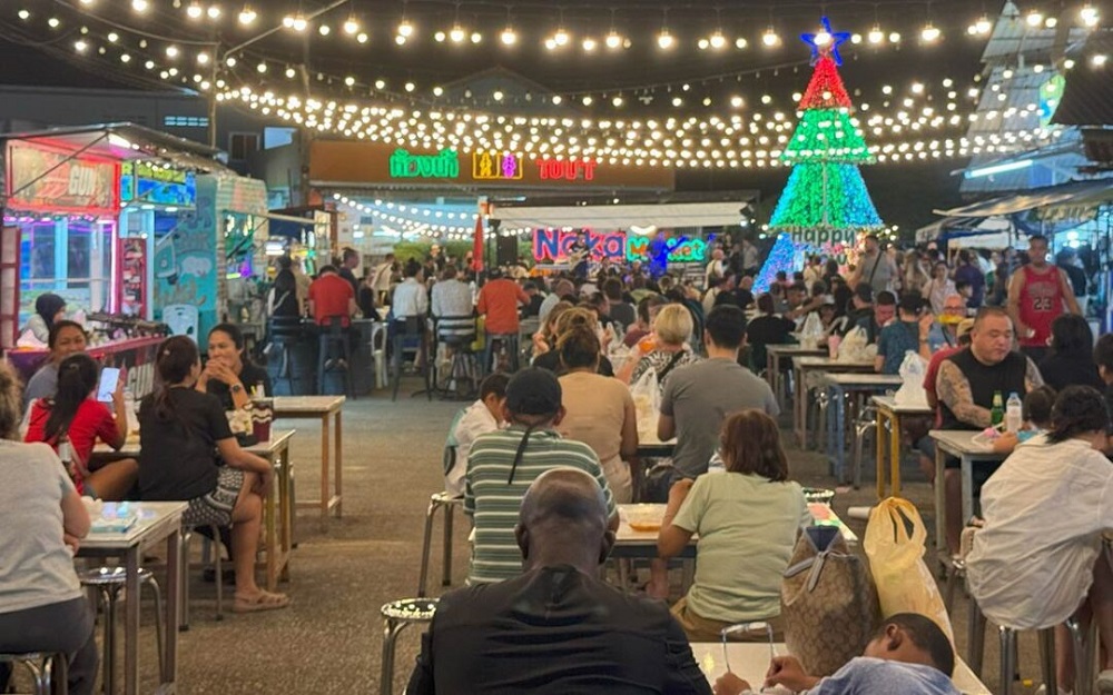 Nochebuena en Phuket: una navidad tropical que cambiará tu perspectiva de las fiestas 3 night time at naka market 1080x675 1