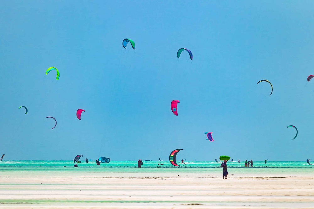 Zanzíbar, el paraíso que transforma tu viaje a Sudáfrica en una experiencia inolvidable 2 Kiteboarders riding the waves at Paje Beach Zanzibar Easy Travel Tanzania scaled 1