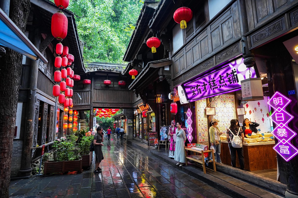 Chengdu, el hogar de los pandas gigantes que te robará el corazón 3 chengdu china may 10 2024 jinli street the must tourist attraction for shopping and eating it is a commercial pedestrian street and one of oldest of sichuan free photo