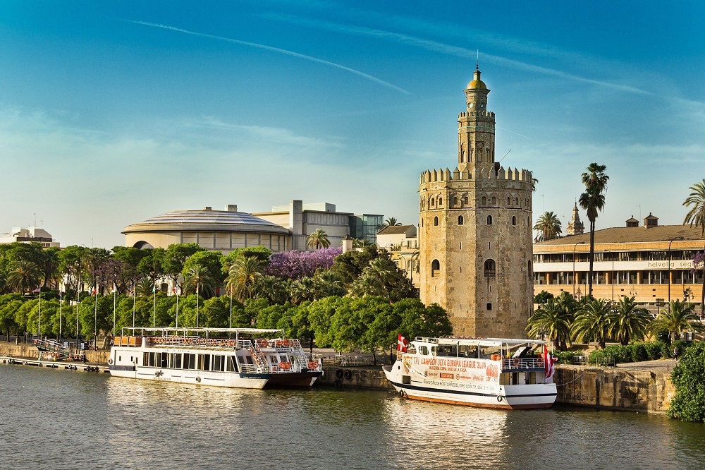 Sevilla: la ciudad que te atrapa entre flamenco, tapas y encanto andaluz 6 gold tower 2063563 1920