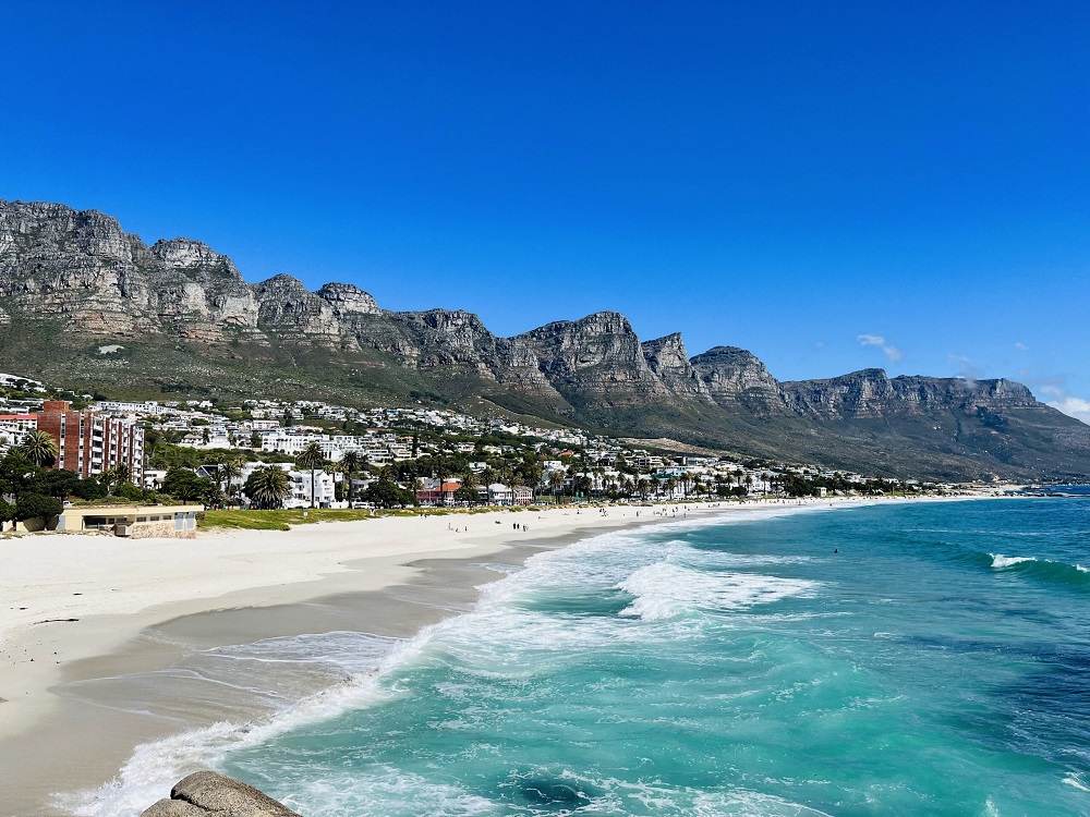 Ciudad del Cabo: la joya sudafricana que te va a enamorar 4 Camps Bay Beach Crystal Water scaled 1