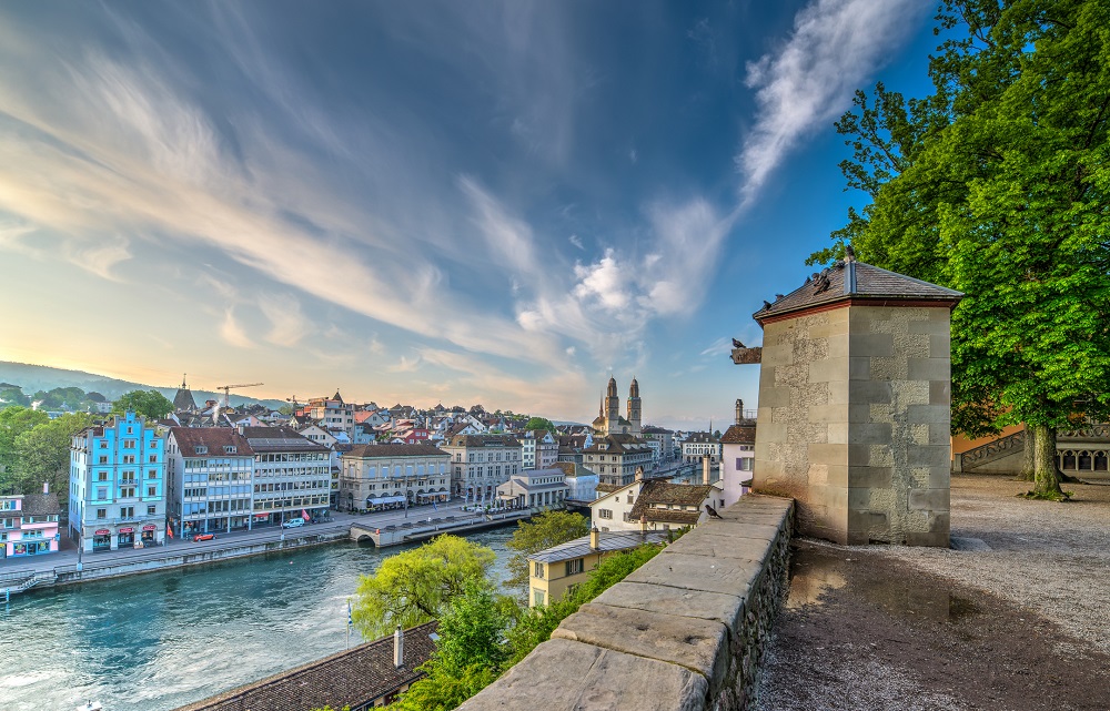 Los 10 imperdibles de Zúrich que transformarán tu viaje a Suiza 6 Lindenhof Zurich