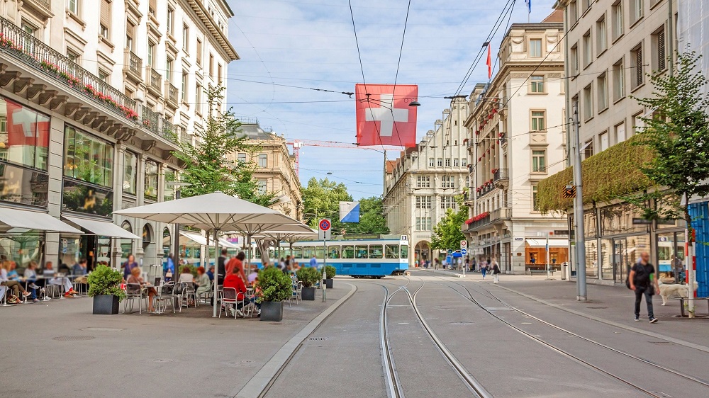 Los 10 imperdibles de Zúrich que transformarán tu viaje a Suiza 5 bahnhofstrasse zuerich