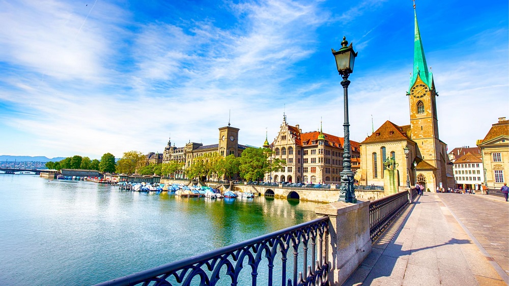 Los 10 imperdibles de Zúrich que transformarán tu viaje a Suiza 3 fraumunster church