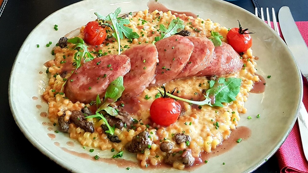 Ginebra y su escena gastronómica: un viaje culinario por la Suiza cosmopolita 1 longeole genevoise et