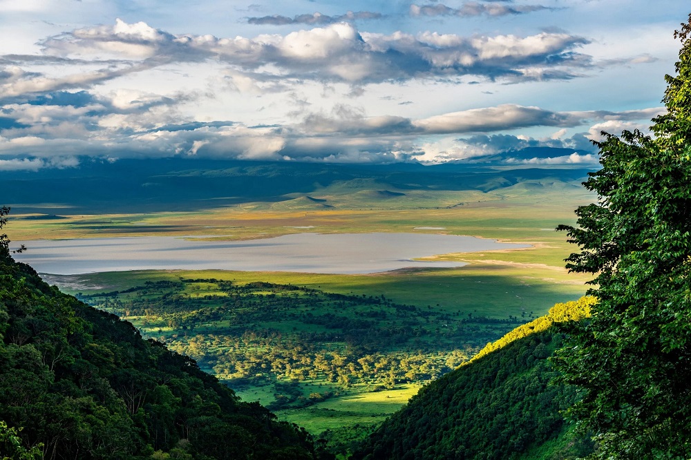 Cráter Ngorongoro y Serengeti: el safari definitivo 1 IM TZ NCAA Lions Paw Camp Scenery 4 scaled 1