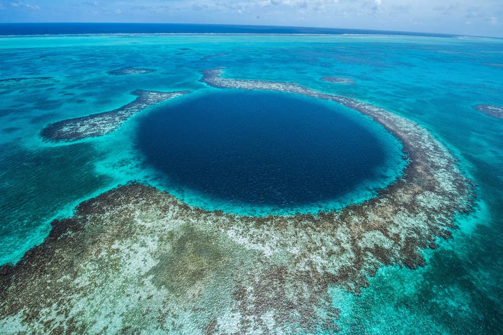 Belice: el paraíso acuático más secreto de América 4 Blue Hole Aerial Shots ML 235 Copy scaled 1